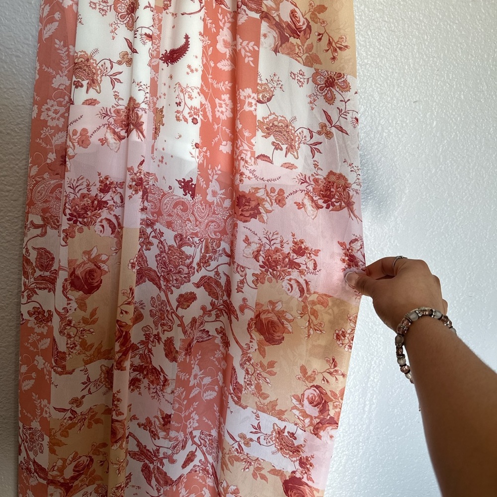 Beautiful maxi flower printed dress!! Padded in the chest area!! Size S